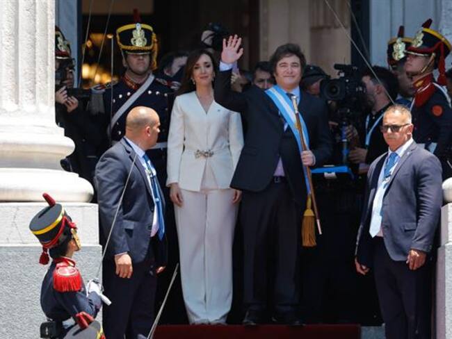 El presidente electo de Argentina, Javier Milei (der.), sale del Congreso Nacional con su fórmula vicepresidencial, Victoria Villarruel. Foto: EFE.