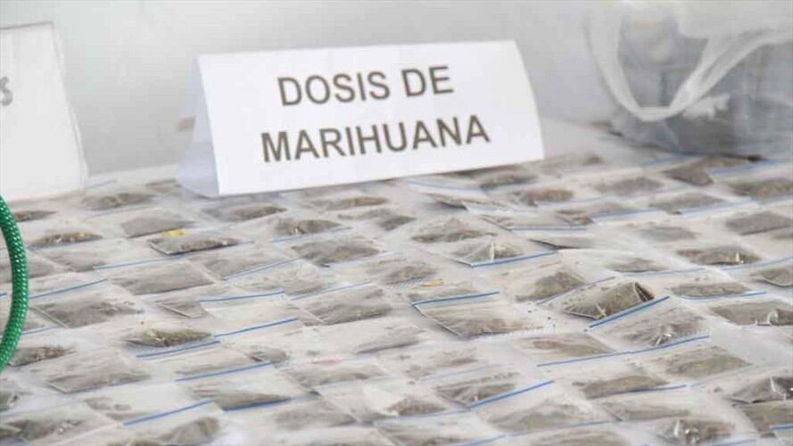 Diferentes operativos de la Policía Metropolitana de Cartagena dejaron como saldo la captura de 53 personas y la incautación de más de 950 dosis de estupefacientes. Foto: Policía Nacional