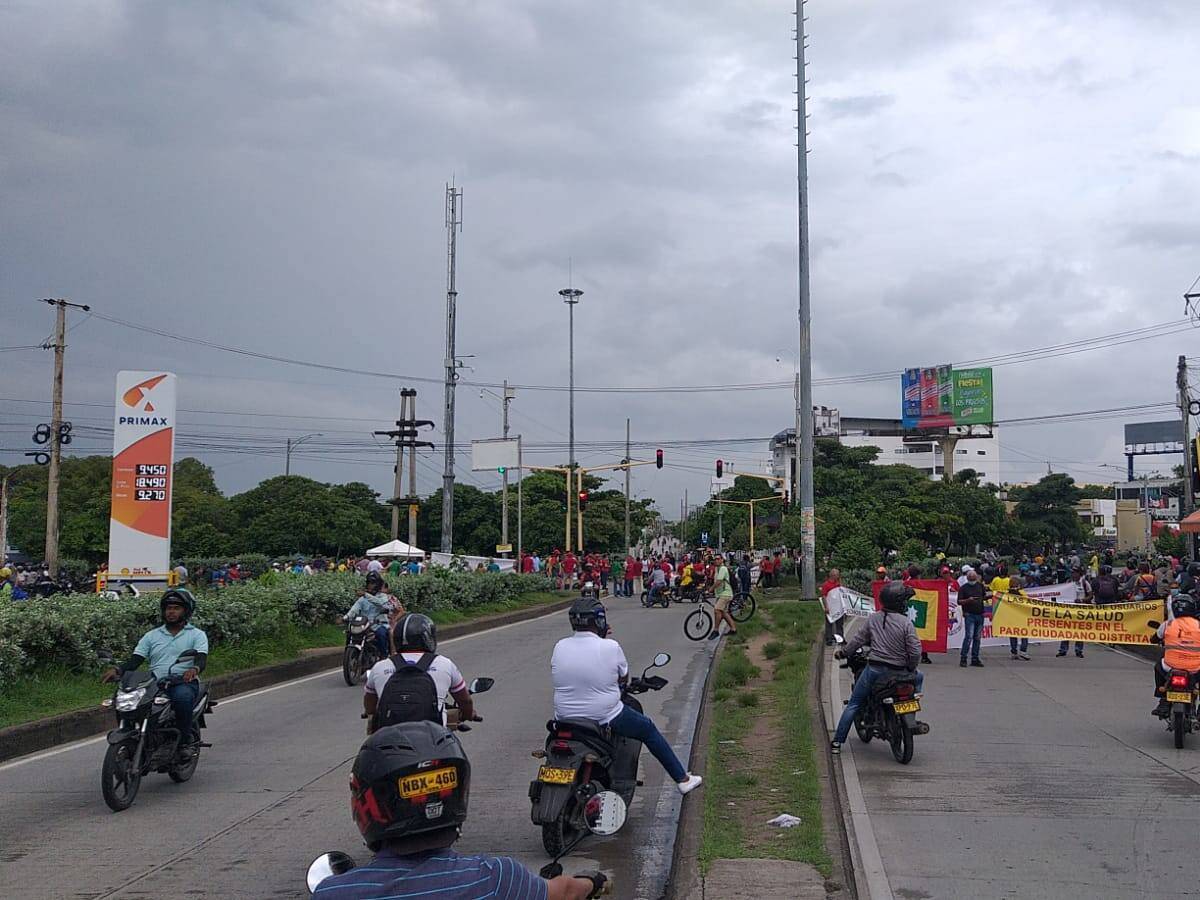 Bloqueos en varios puntos de Cartagena en protesta contra el gobierno Dau