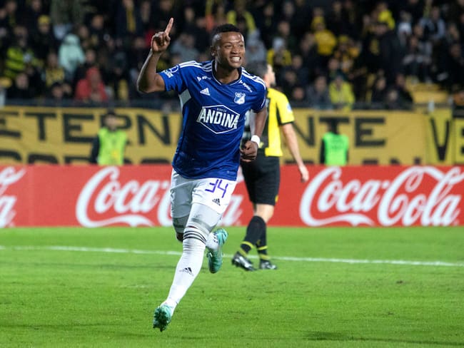 Oscar Cortes celebra su gol con Millonarios frente a Peñarol de Uruguay por Copa Sudamericana. 20 de abril de 2023. Foto: Ernesto Ryan/Getty Images.