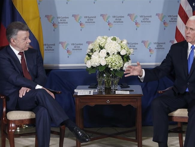 El presidente Juan Manuel Santos junto a Mike Pence. Foto: Associated Press - AP