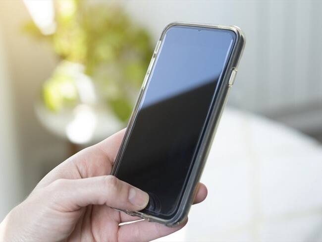 Vigilarán que congresistas en Bélgica no se distraigan con celulares durante sesiones. Foto: Getty Images