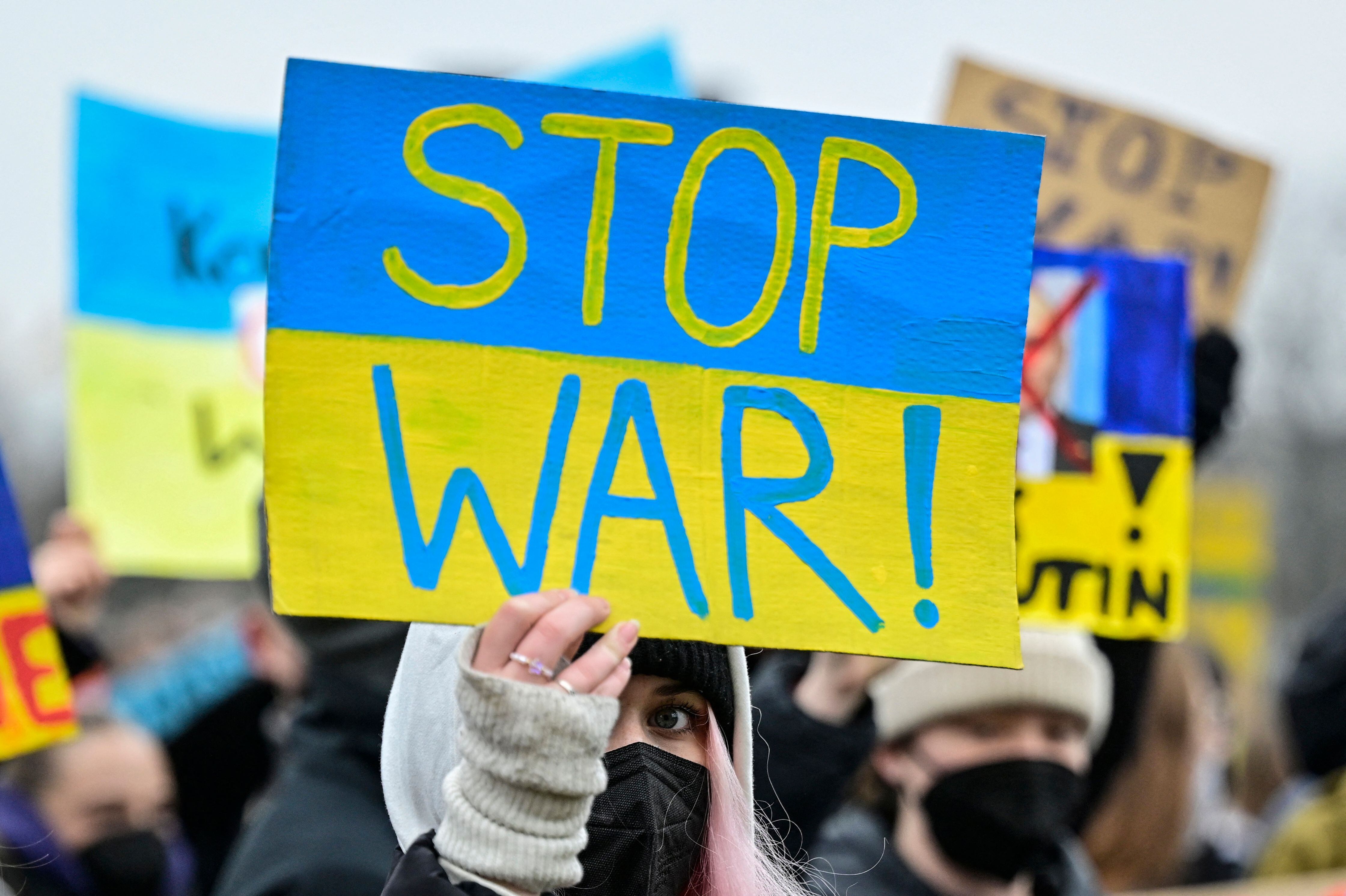 Foto de referencia de manifestaciones por el fin de la guerra entre Rusia y Ucrania. (Photo by John MACDOUGALL / AFP) (Photo by JOHN MACDOUGALL/AFP via Getty Images)