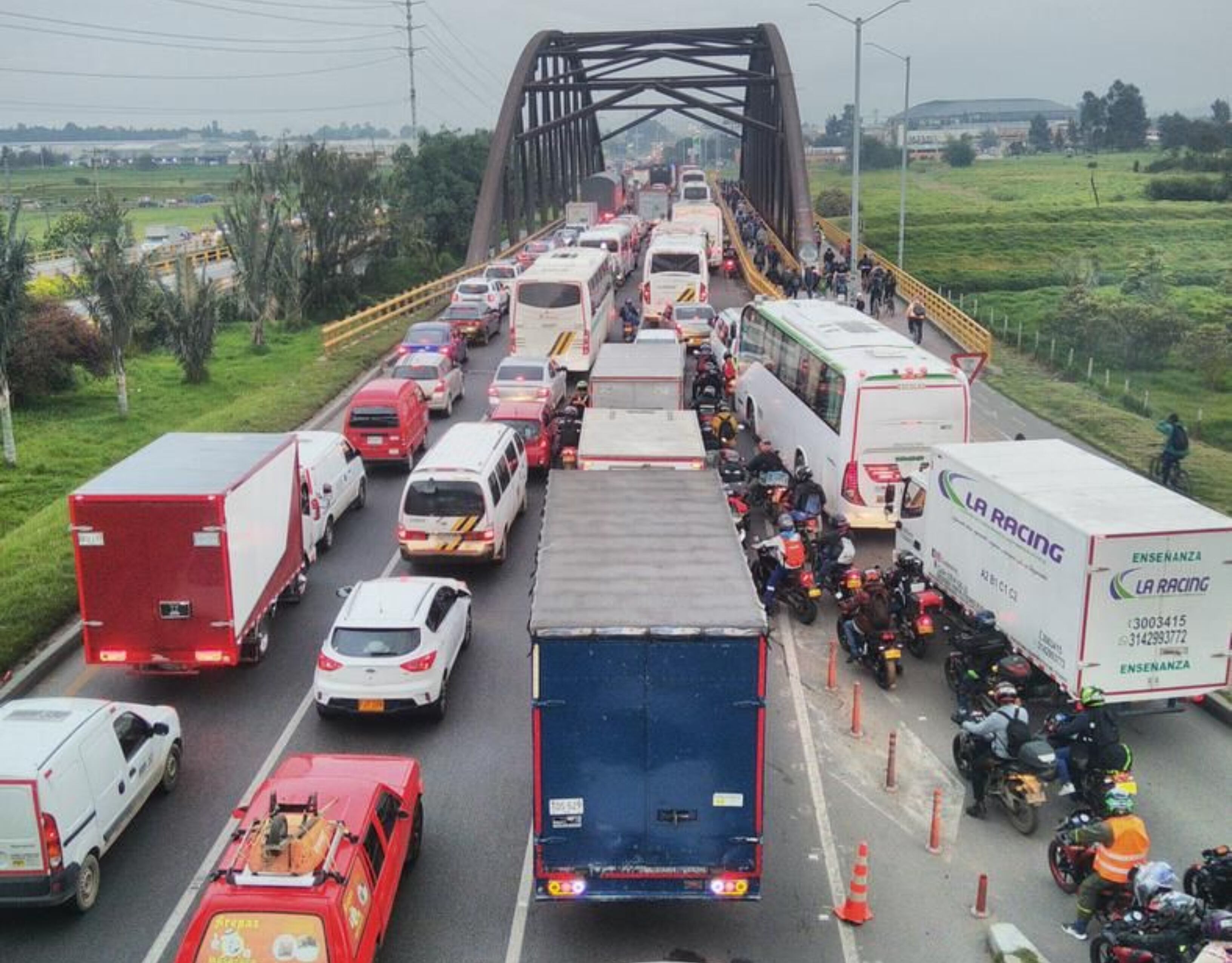 Trancón en la calle 80 en Bogotá. Foto: Twitter @luisburgosc.