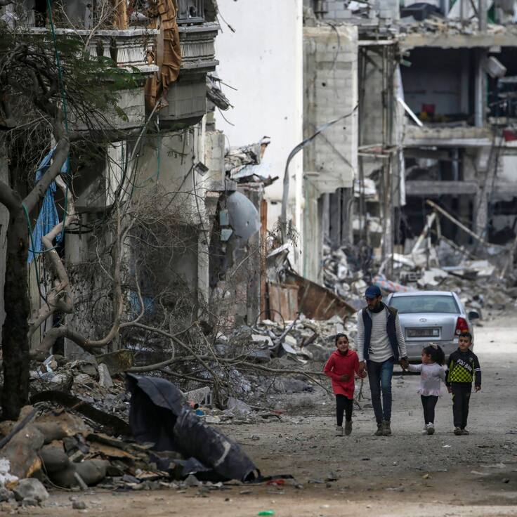Campamento de refugiados de Al Bureije (Gaza), 13/02/2024.- Una familia palestina camina entre la destrucción en el campo de refugiados de Al Bureije (Gaza) este martes. La ciudad gazatí de Rafah, en el extremo sur de la Franja y donde se encuentra la mayoría de los casi dos millones de desplazados por la guerra, recibió fuego de artillería del Ejército israelí este martes, por primera vez desde que Israel anunció el viernes una incursión terrestre en la zona. EFE/MOHAMMED SABER