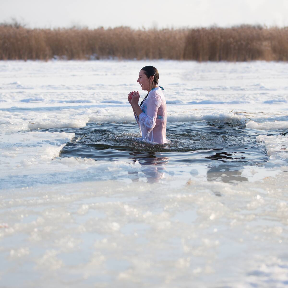 Mujer murió en un rito en Rusia tras quedar atrapada bajo el hielo