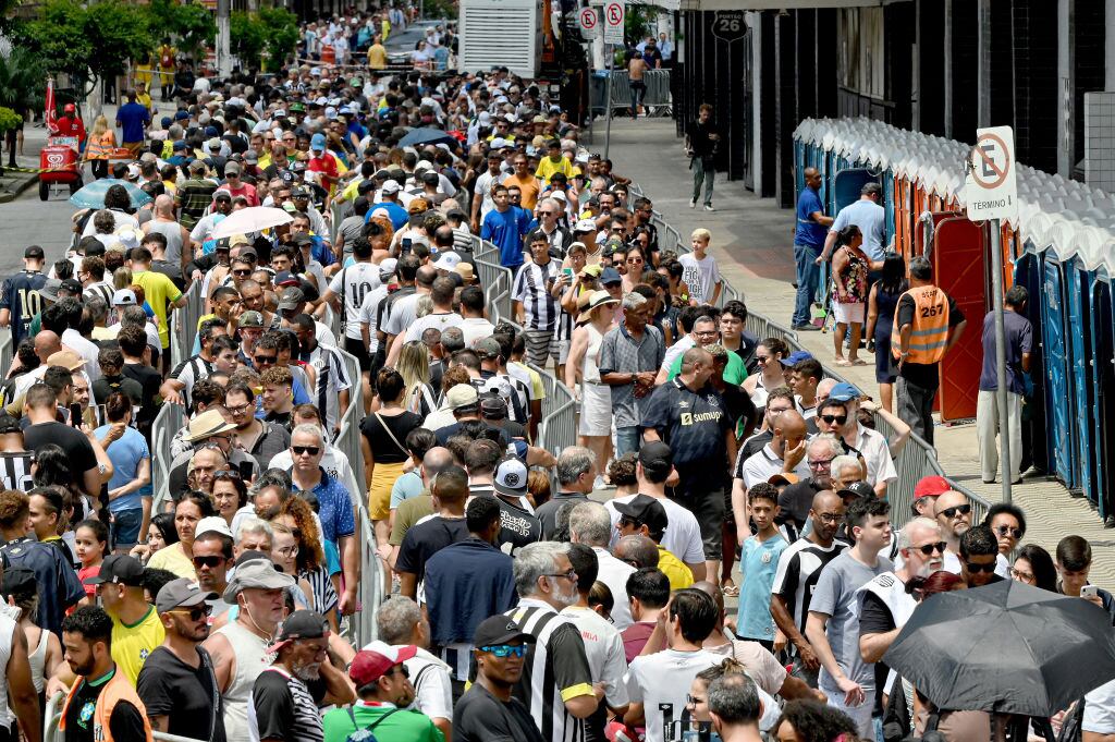 SANTOS, BRAZIL - JANUARY 02: Mourners queue outside Vila Belmiro stadium to pay their respects to late football legend Pelé  (Photo by Pedro Vilela/Getty Images)
