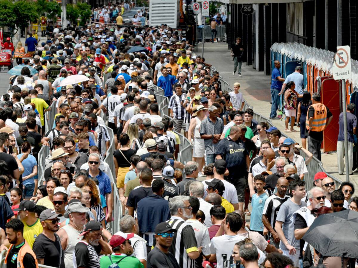 Videos: miles de aficionados despiden a Pelé en su funeral