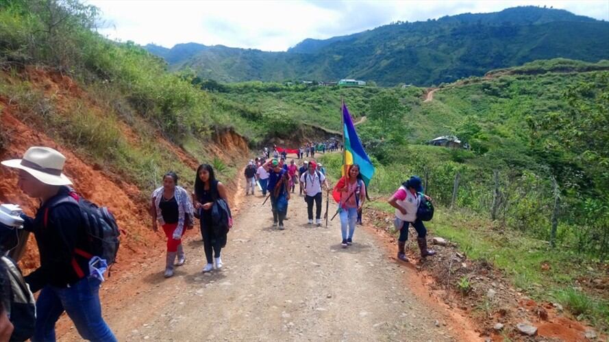 Las comunidades protestaron y repudiaron el daño que se está ocasionando en la fauna y los recursos hídricos del Macizo Colombiano. Foto: Alcaldía de La Vega