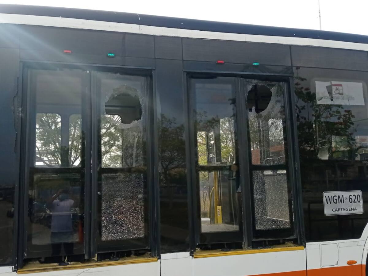 26 buses vandalizados y 14 personas detenidas tras protestas de mototaxistas en Cartagena