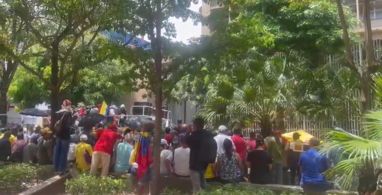 Sindicatos y docentes realizaron plantón en Barranquilla. Foto: WRadio.