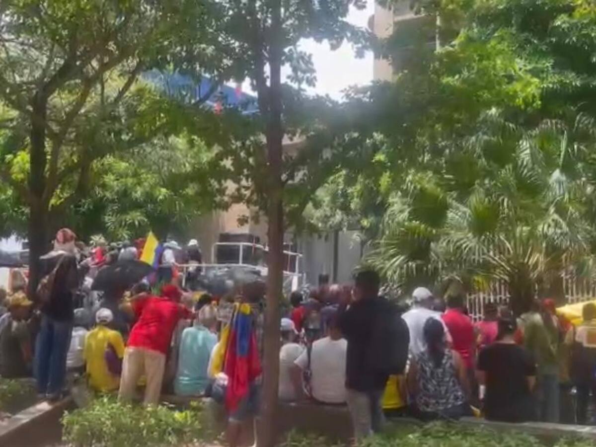 Docentes realizaron plantón en Barranquilla a favor del Gobierno