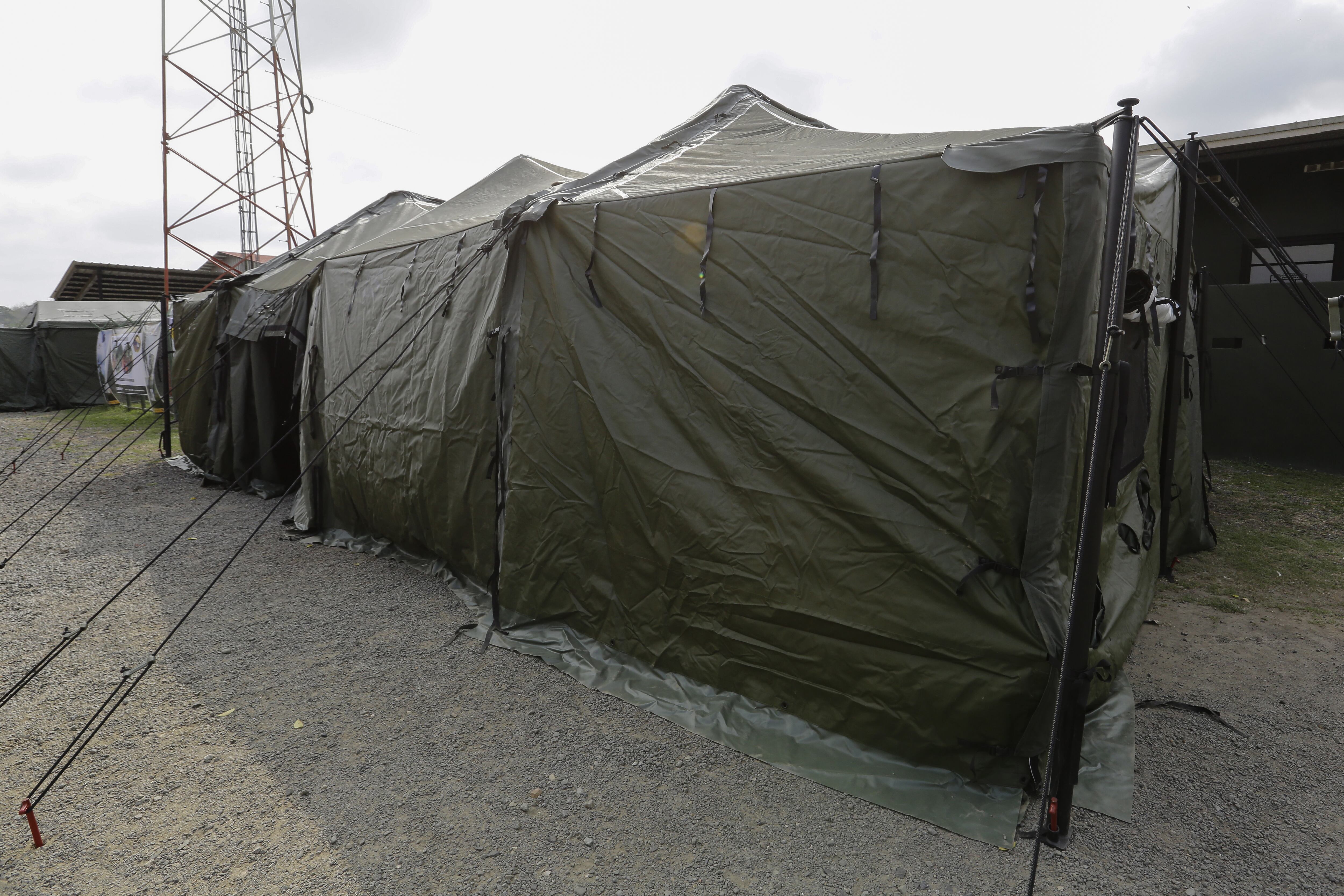Carpas para atención a migrantes, donadas por Estados Unidos. Foto: EFE/ Carlos Lemos