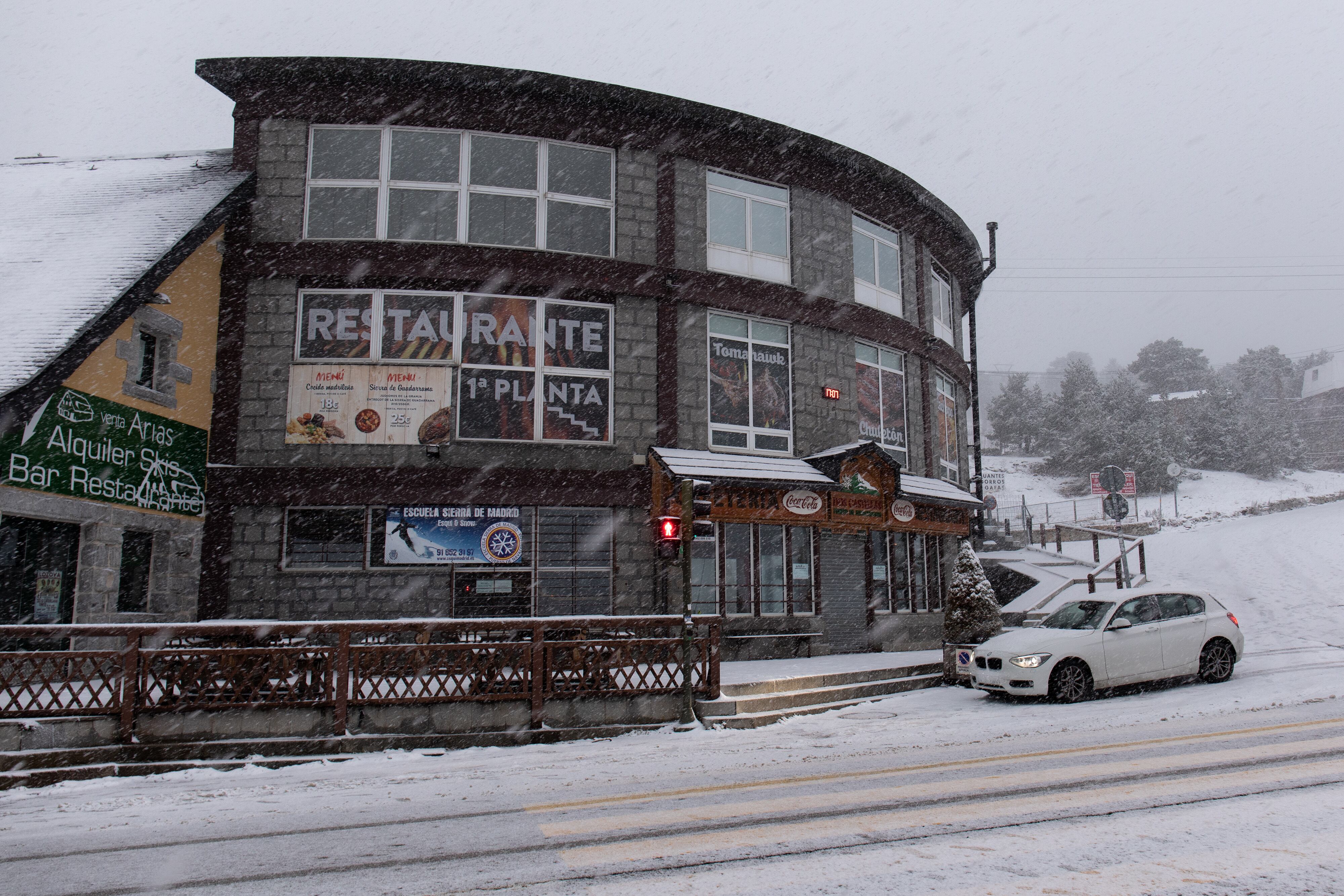 NAVACERRADA, MADRID, SPAIN - NOVEMBER 22: A bar-restaurant affected by the snow storm in the Puerto de Navacerrada, on 22 November, 2021 in Madrid, Spain. The ports of Navacerrada (M-601) and Cotos (M-604) are in yellow level because of the snow. Snowplows are working in these places and from Emergencies remind drivers to exercise extreme caution, increase the safety distance and reduce speed. They also recommend carrying chains in their vehicles in case of transiting through the area of the Sierra because possible thicknesses of up to 10 centimeters of snow are expected. (Photo By Rafael Bastante/Europa Press via Getty Images)