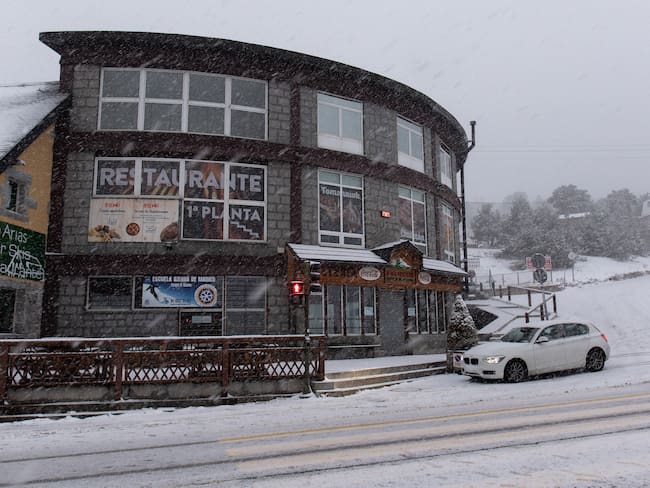 NAVACERRADA, MADRID, SPAIN - NOVEMBER 22: A bar-restaurant affected by the snow storm in the Puerto de Navacerrada, on 22 November, 2021 in Madrid, Spain. The ports of Navacerrada (M-601) and Cotos (M-604) are in yellow level because of the snow. Snowplows are working in these places and from Emergencies remind drivers to exercise extreme caution, increase the safety distance and reduce speed. They also recommend carrying chains in their vehicles in case of transiting through the area of the Sierra because possible thicknesses of up to 10 centimeters of snow are expected. (Photo By Rafael Bastante/Europa Press via Getty Images)