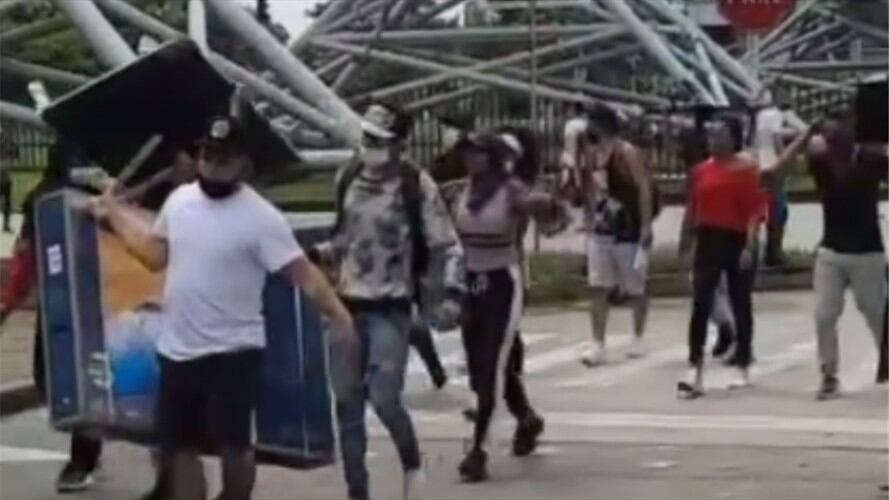 Manifestantes devolvieron televisores a supermercado de Cali. Foto: Insstagram: @elizabethloaiza