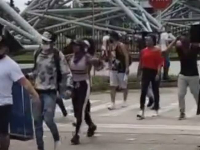 Manifestantes devolvieron televisores a supermercado de Cali. Foto: Insstagram: @elizabethloaiza