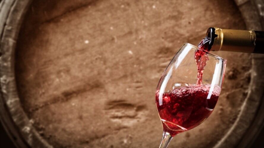 Un estudio realizado por un grupo de científicos del King's College de Londres encontró que quienes beben vino tinto tenían una mayor diversidad de bacterias en el tracto digestivo.. Foto: Getty Images