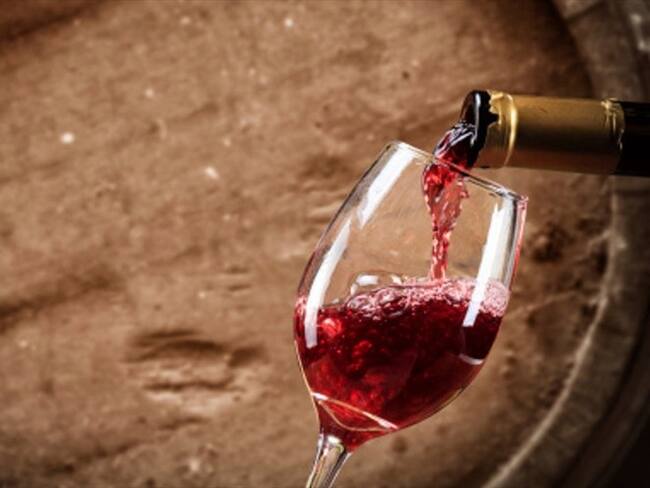 Un estudio realizado por un grupo de científicos del King's College de Londres encontró que quienes beben vino tinto tenían una mayor diversidad de bacterias en el tracto digestivo.. Foto: Getty Images