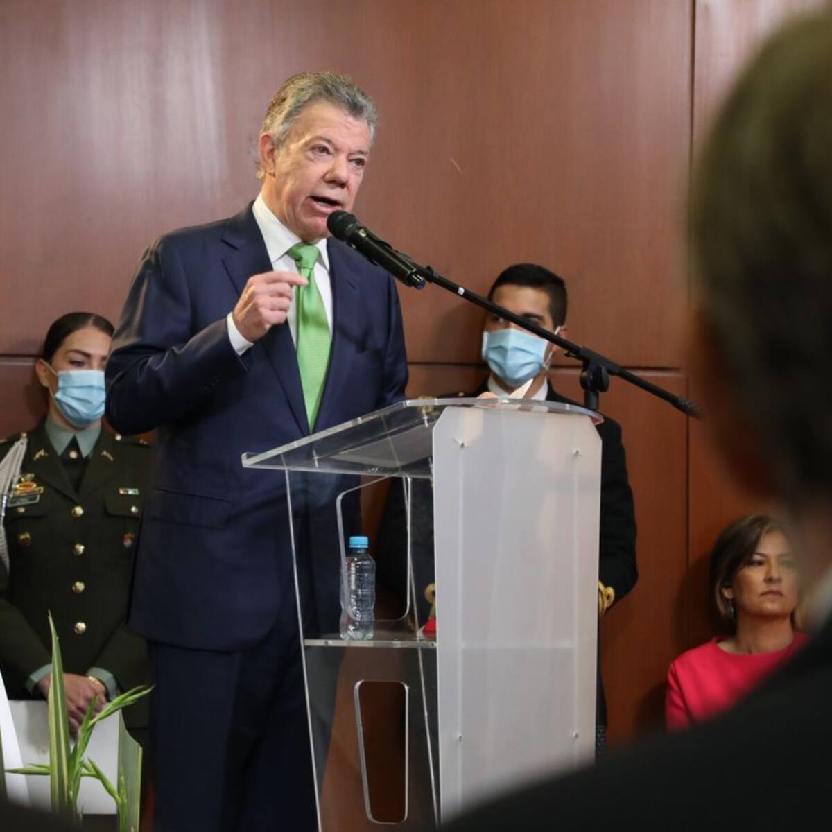 Duque está explorando caminos para reanudar conversaciones con el ELN: Santos