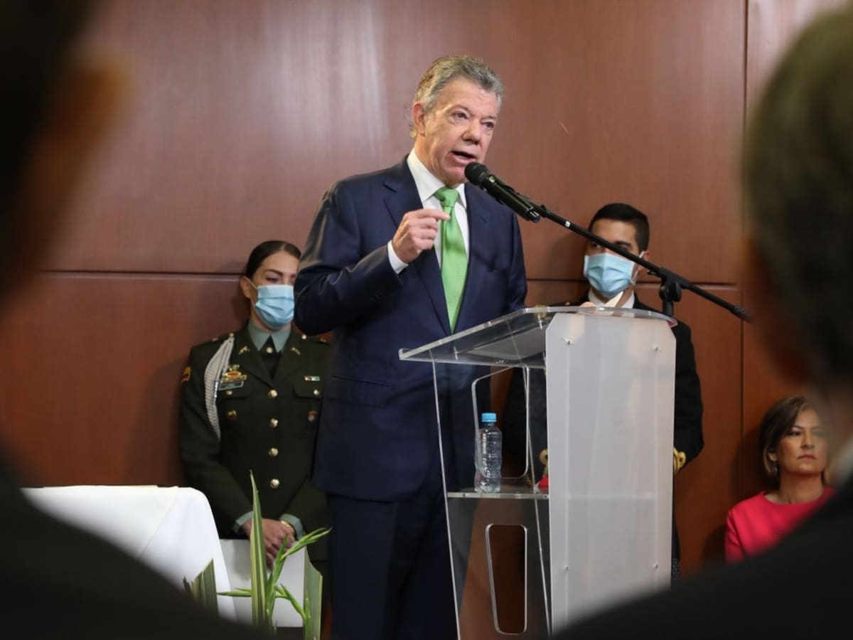 Duque está explorando caminos para reanudar conversaciones con el ELN: Santos