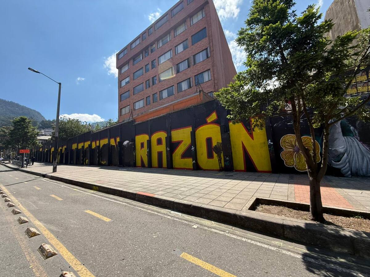 Tacharon el mural en memoria de las mujeres que buscan a las víctimas de La Escombrera en Bogotá