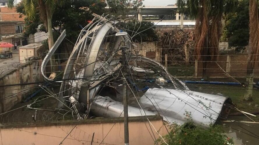 El desplome de un tanque elevado de agua provocó daños de consideración en al menos cinco viviendas y dos vehículos en el municipio de Candelaria. Foto: Erika Rebolledo