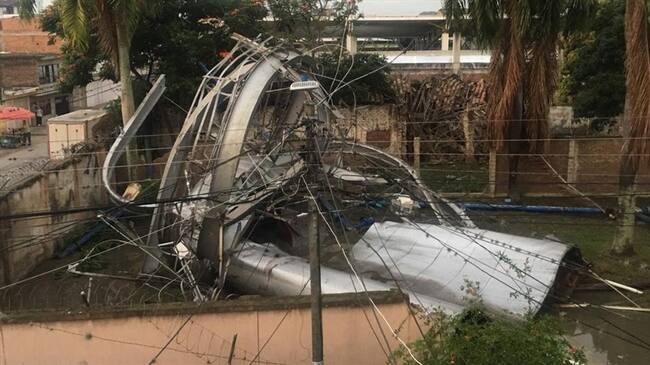 El desplome de un tanque elevado de agua provocó daños de consideración en al menos cinco viviendas y dos vehículos en el municipio de Candelaria. Foto: Erika Rebolledo