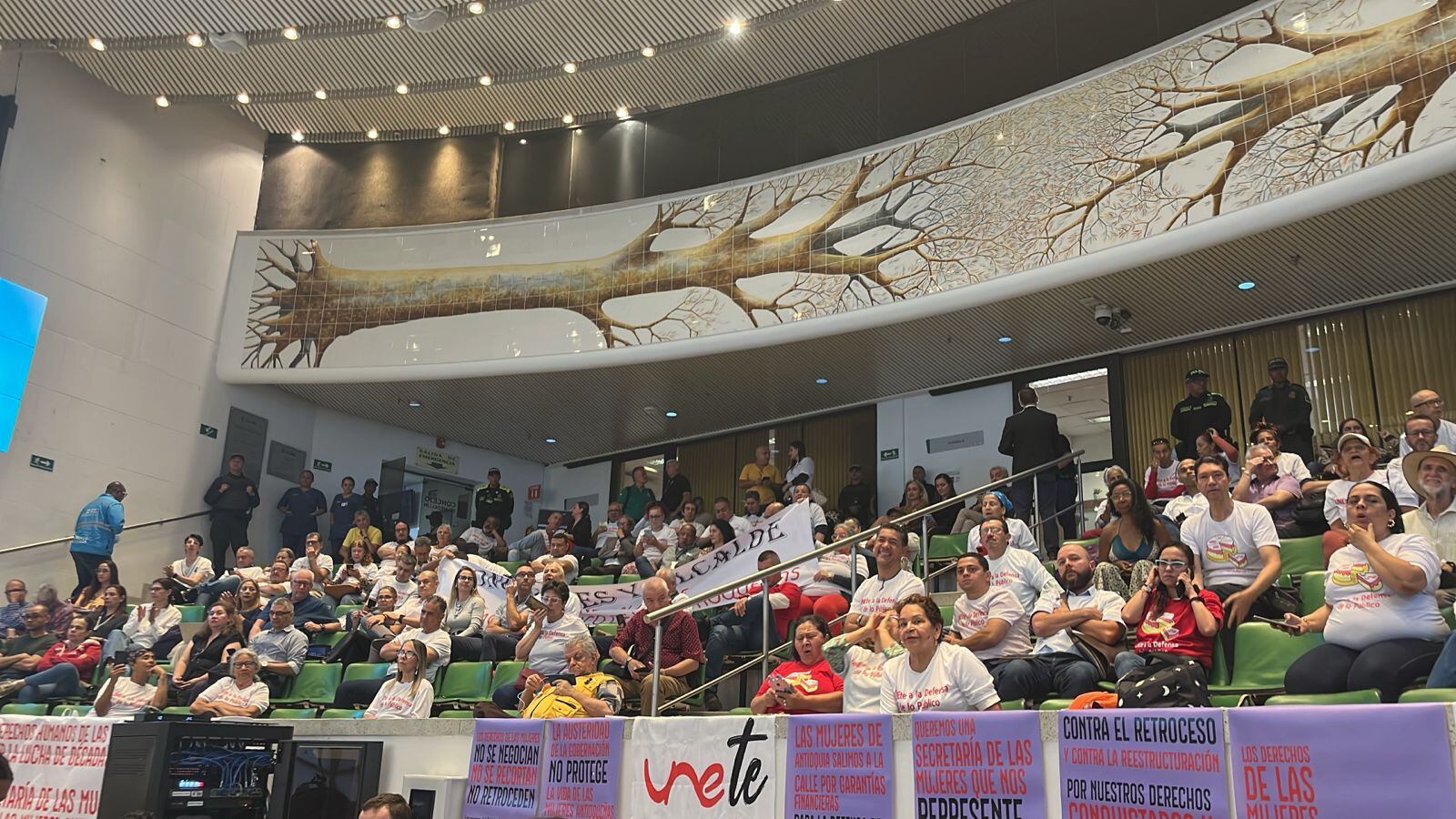 Comenzó en Concejo de Medellín debate por enajenación de Tigo UNE con reclamos al alcalde. Foto: W Radio.