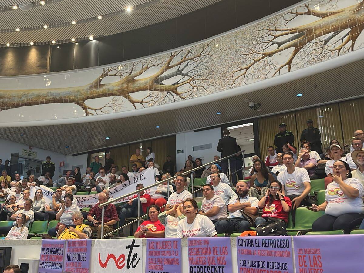 Comenzó en Concejo de Medellín debate por enajenación de Tigo UNE con reclamos al alcalde