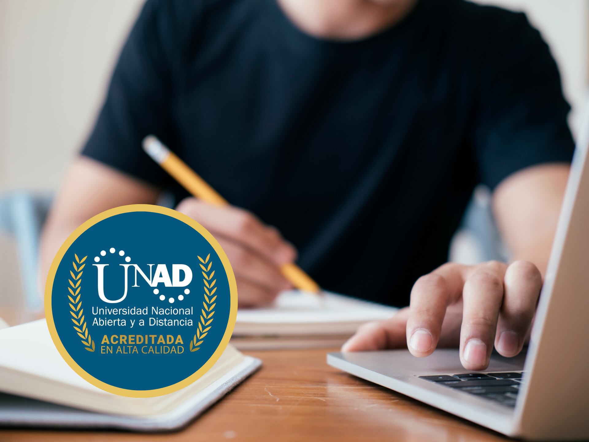 Estudiante tomando clases virtuales en su computador. En el círculo, el logo de la UNAD (GettyImages / Redes sociales)