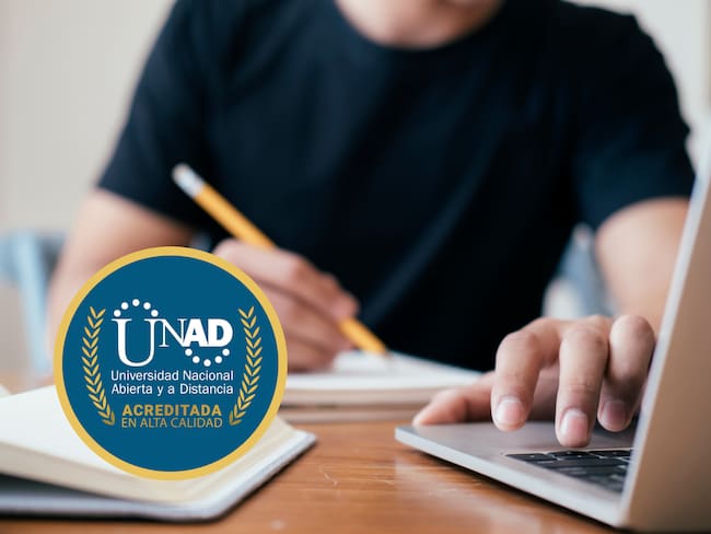 Estudiante tomando clases virtuales en su computador. En el círculo, el logo de la UNAD (GettyImages / Redes sociales)