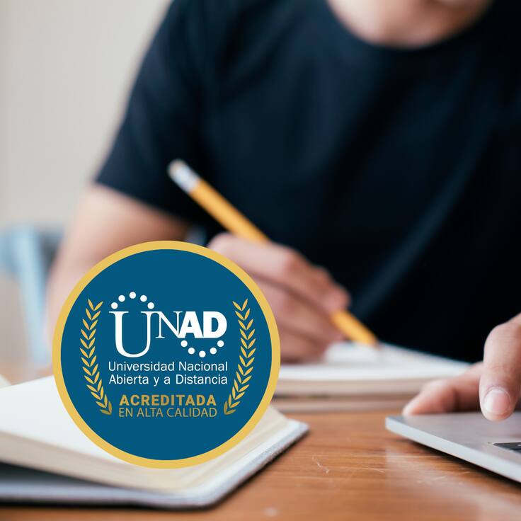 Estudiante tomando clases virtuales en su computador. En el círculo, el logo de la UNAD (GettyImages / Redes sociales)