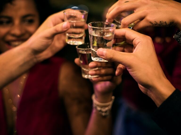 Grupo de amigos brindando
