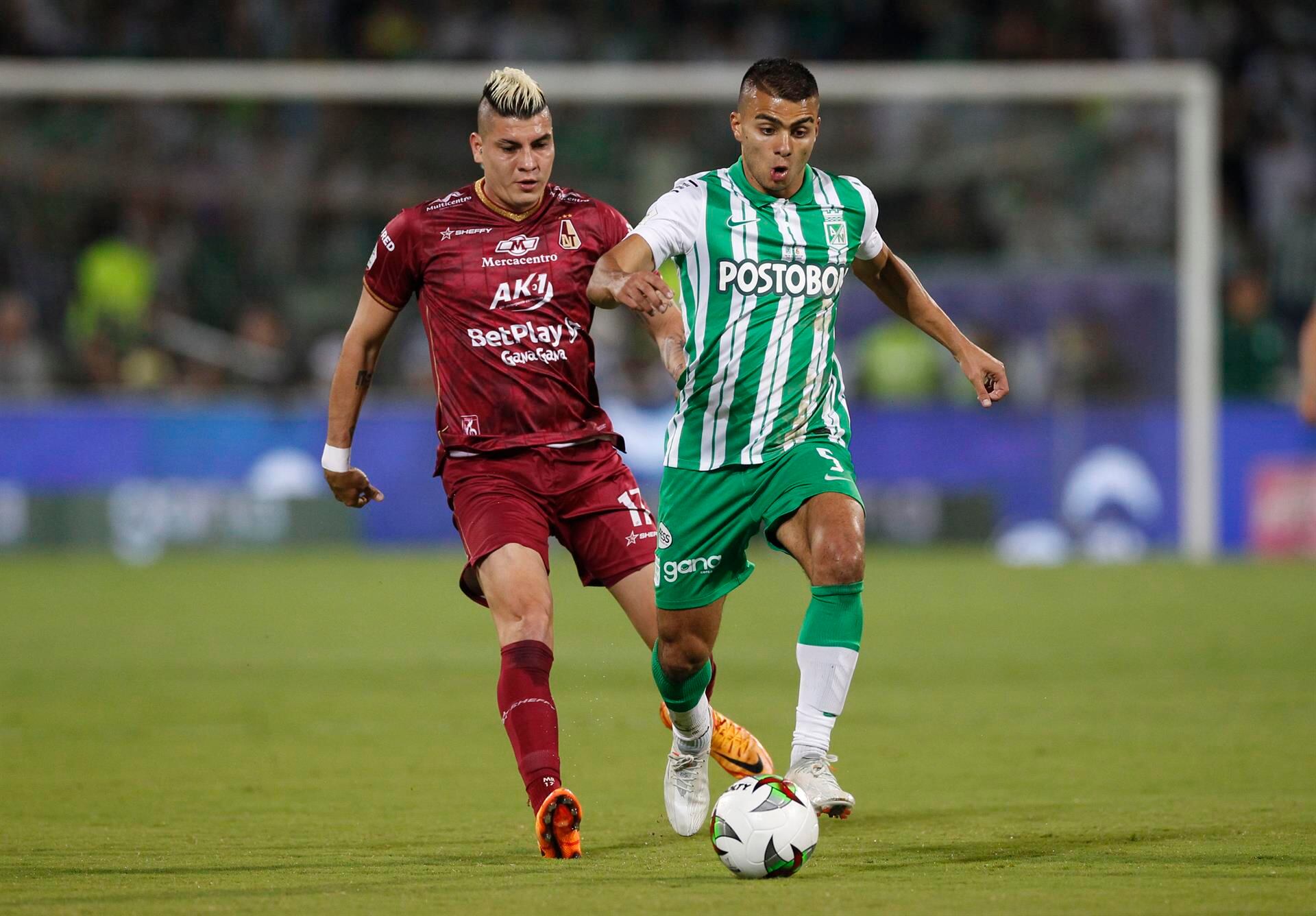 Jhon Duque de Nacional y Michael Rangel de Tolima. EFE/Luis Eduardo Noriega A.