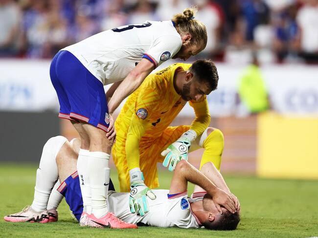 Kansas City (United States), 01/07/2024.- United States defender Tim Ream (L) and goalkeeper Matt Turner attend to teammate Joe Scally during a CONMEBOL Copa America group C soccer match against Uruguay in Kansas City, Missouri, USA, 01 July 2024. (Estados Unidos) EFE/EPA/WILLIAM PURNELL