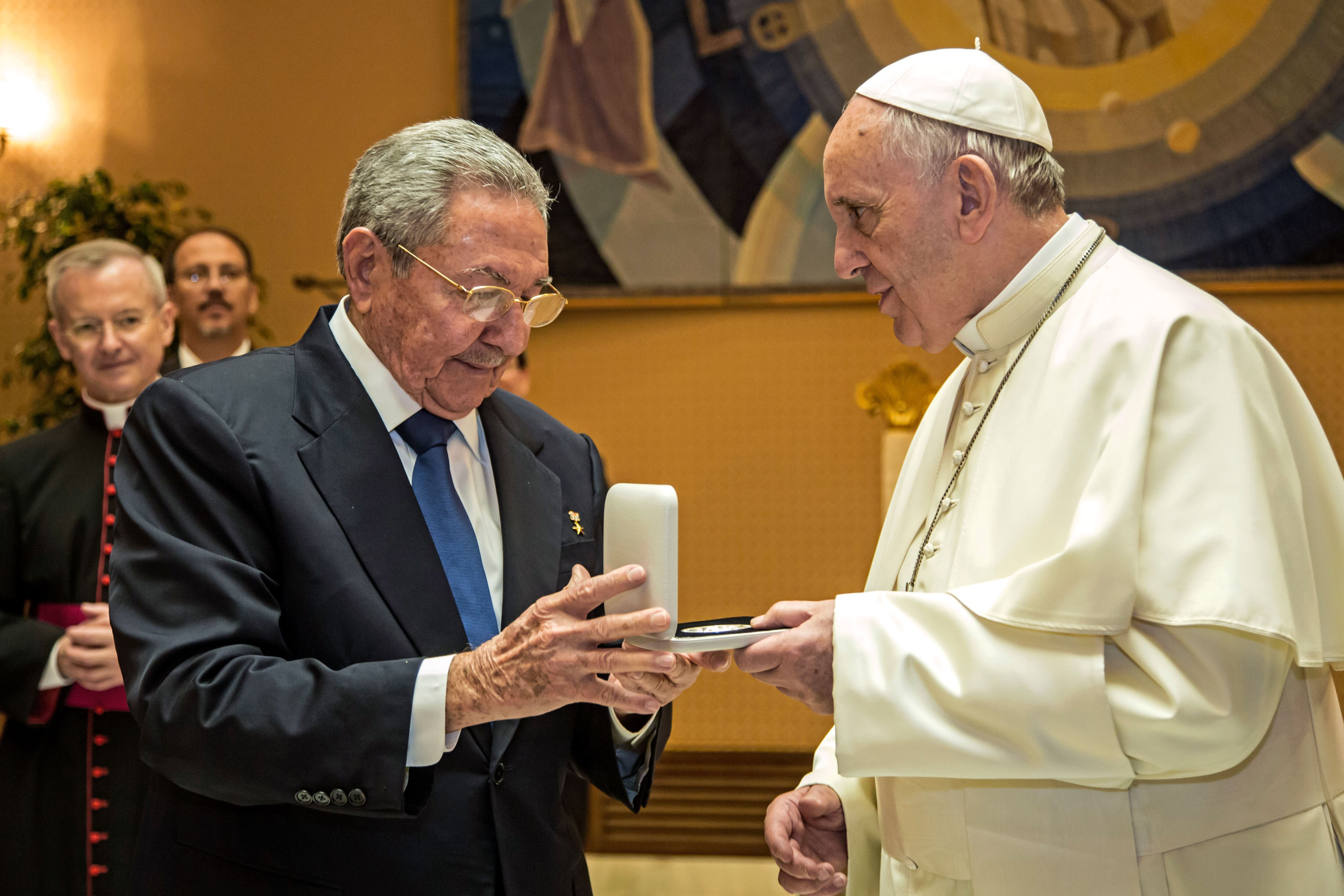 Expresidente de Cuba Raúl Castro y el Papa Francisco. FOTO: Vatican Pool/Getty Images
