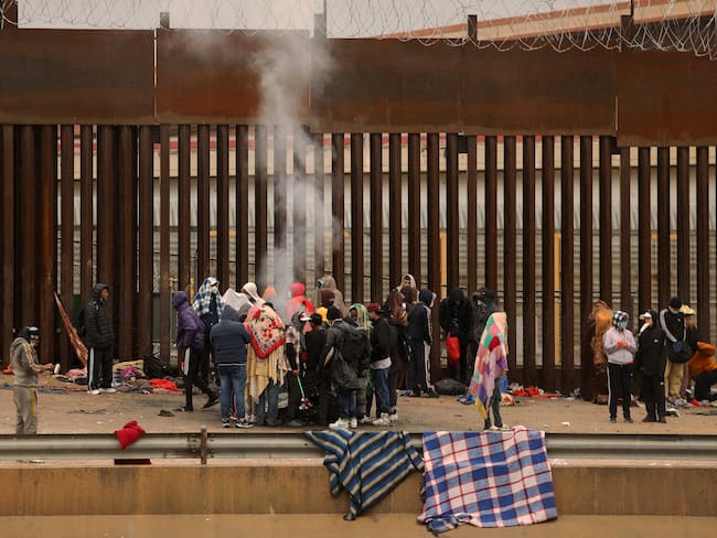 Migrantes en la frontera entre México y Estados Unidos.
(Foto: HERIKA MARTINEZ/AFP via Getty Images)