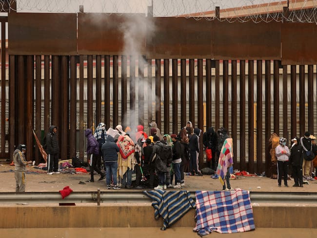 Migrantes en la frontera entre México y Estados Unidos.
(Foto: HERIKA MARTINEZ/AFP via Getty Images)