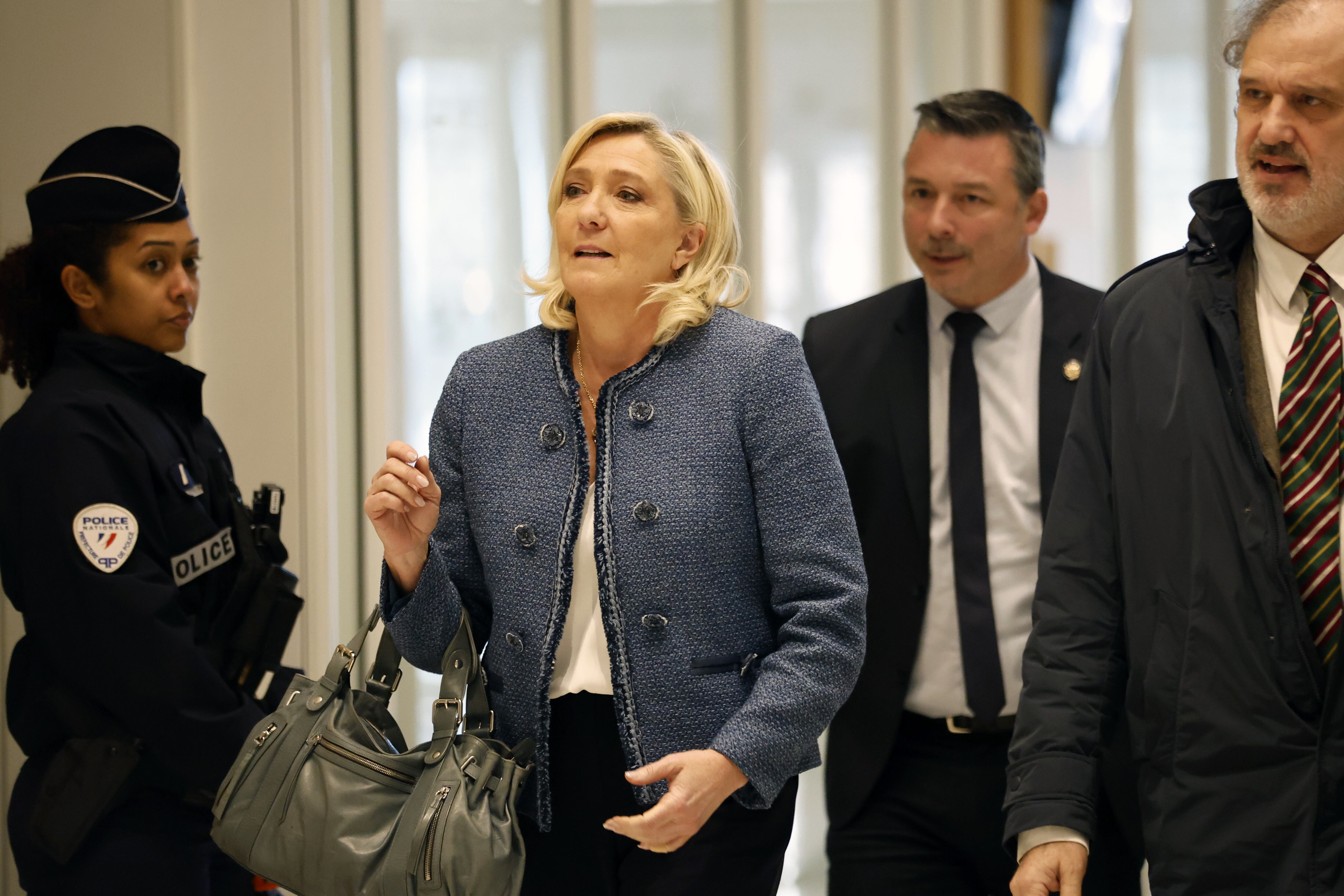 Paris (France), 31/03/2025.- President of the National Rally (Rassemblement national, RN) parliamentary group, Marine Le Pen (C) arrives at the Paris courthouse for the verdict in the case of the RN's parliamentary assistants in Paris, France, 31 March 2025. Le Pen and 24 other National Rally officials are on trial over accusations of misappropriating European Union funds. Prosecutors have requested a five-year prison sentence for Le Pen, a five-year ineligibility ban, and a fine of 300,000 euros. All defendants deny wrongdoing. (Francia) EFE/EPA/MOHAMMED BADRA