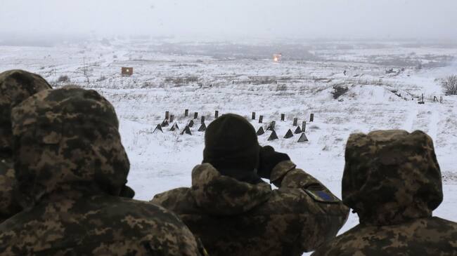 TOPSHOT - Ukrainian Military Forces servicemen attend a military drill with Next generation Light Anti-tank Weapon (NLAW) Swedish-British anti-aircraft missile launchers at the firing ground of the International Center for Peacekeeping and Security, near the western Ukrainian city of Lviv on January 28, 2022. - This month Britain, along with the United States and Baltic countries, agreed to send weapons, including anti-tank and anti-aircraft missiles, to Ukraine to bolster its defence capabilities amid fears of a Russian invasion. (Photo by AFP) (Photo by -/AFP via Getty Images)