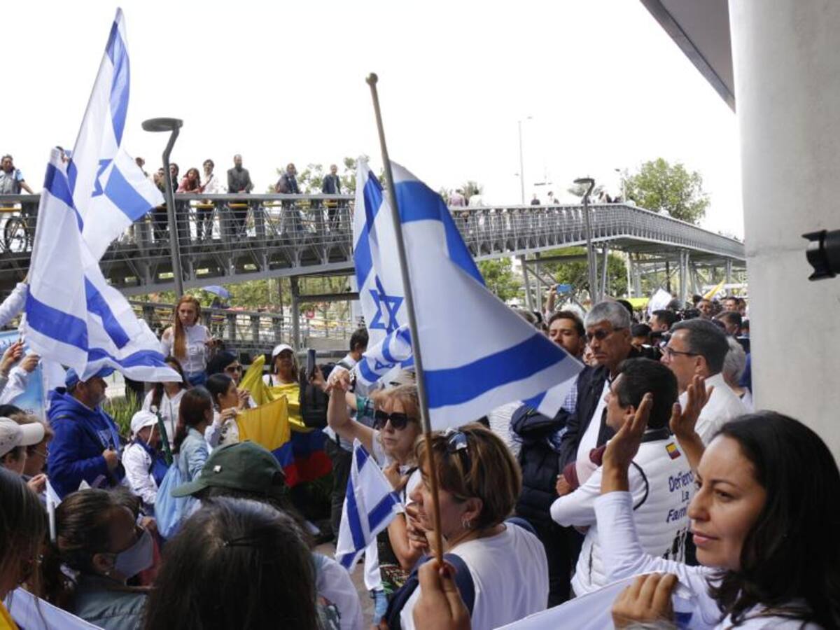 Bogotanos hacen plantón en apoyo a Israel tras actos vandálicos contra su Embajada