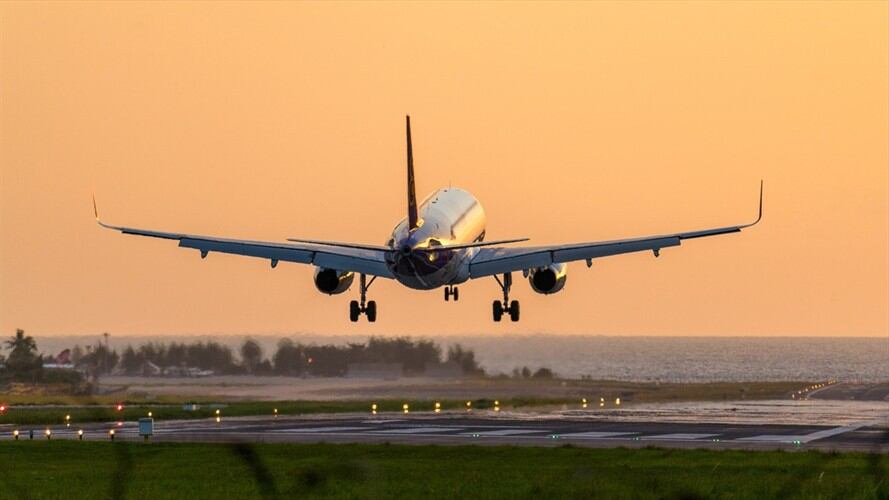 Imagen de referencia de un avión aterrizando. Foto: Getty Images / kittisun kittayacharoenpong