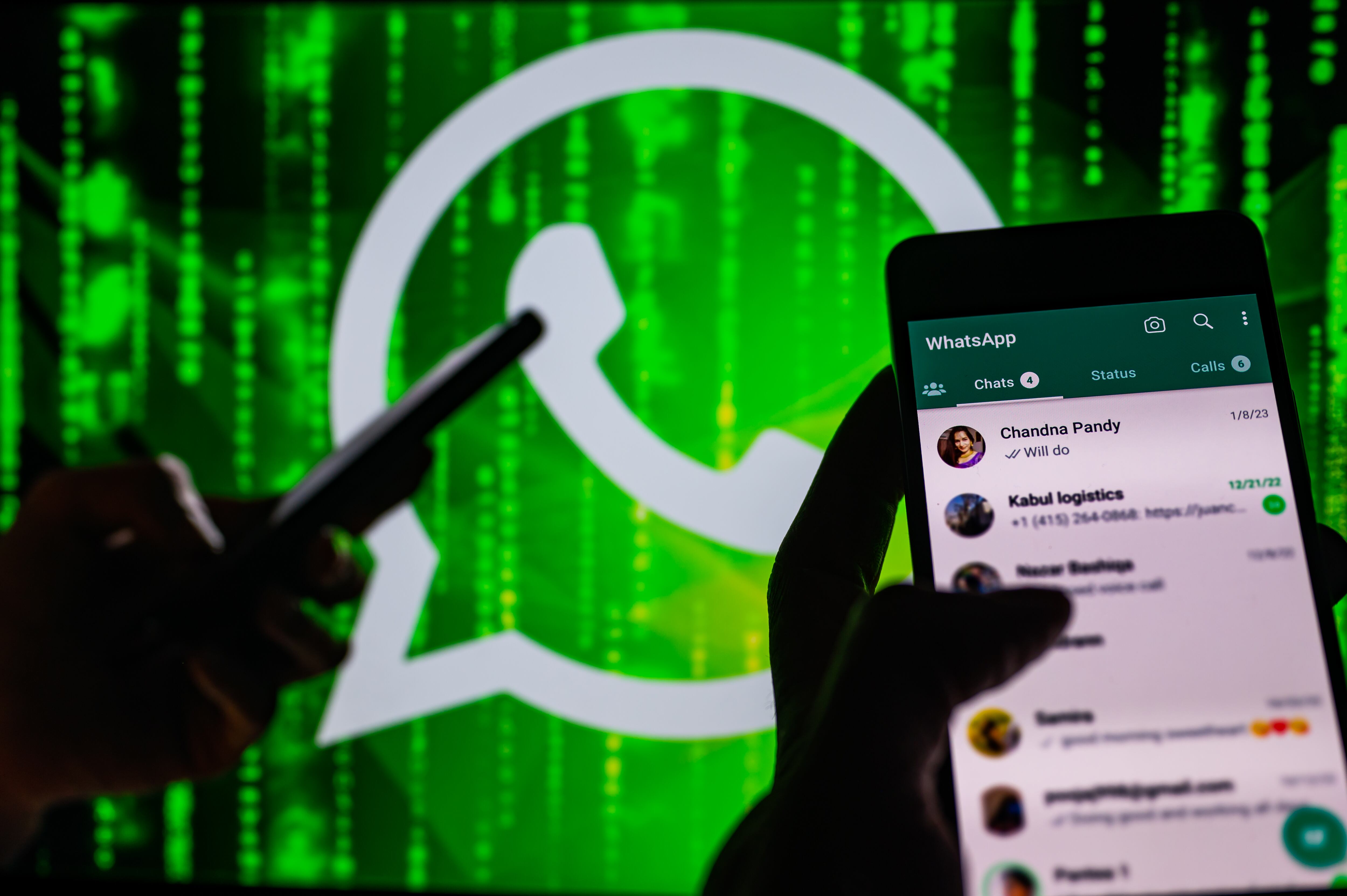 Chat de WhatsApp visto desde un celular (Foto vía GettyImages)