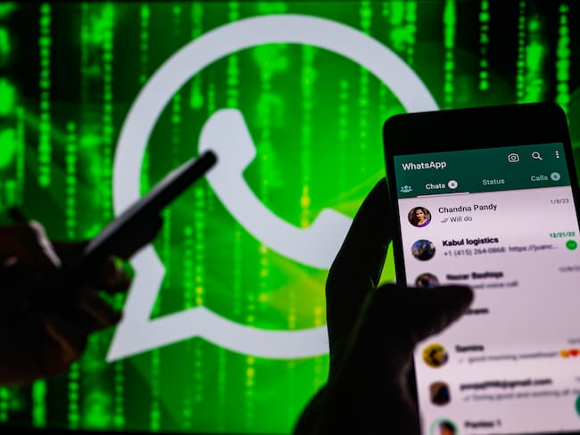 Chat de WhatsApp visto desde un teléfono móvil (Foto vía GettyImages)