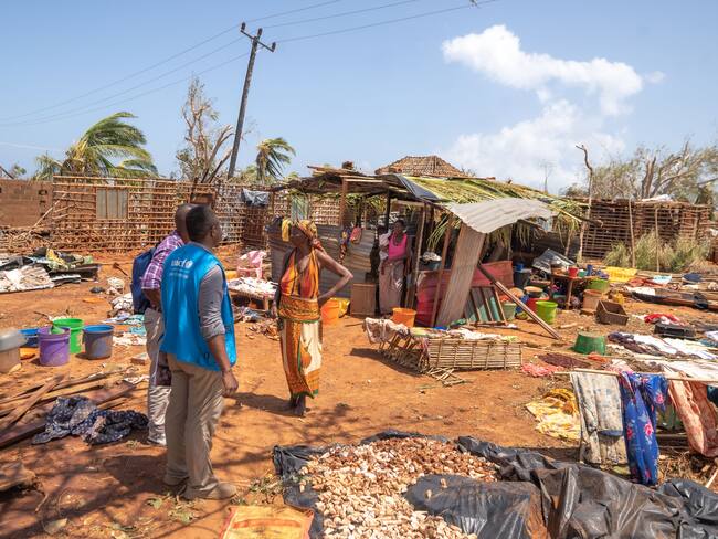 MAPUTO, 17/12/2024.- Al menos 34 personas murieron en el norte de Mozambique por el impacto del ciclón Chido, que afectó a más de 174.000 personas, informó este martes la Oficina de Naciones Unidas para la Coordinación de Asuntos Humanitarios (OCHA). Un total de 174.158 personas resultaron afectadas, incluidos los 34 muertos y 319 heridos, precisó la OCHA, al citar las últimas cifras facilitadas, hasta la fecha, por el Instituto Nacional de Gestión y Reducción de Riesgos de Desastres (INGD) del país africano, que este lunes cifró el numero de fallecidos en 15. En la imagen, destrozos en el distrito de Mecufi, en la provincia mozambiqueña de Cabo Delgado. EFE/ Eduardo Mendes - SOLO USO EDITORIAL/SOLO DISPONIBLE PARA ILUSTRAR LA NOTICIA QUE ACOMPAÑA (CRÉDITO OBLIGATORIO) -