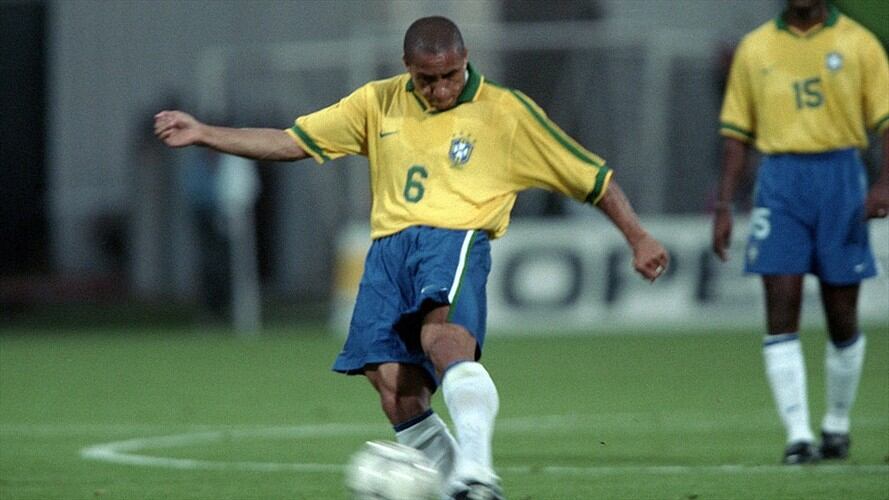 Así recuerdan las redes sociales el golazo de Roberto Carlos. Foto: Getty Images