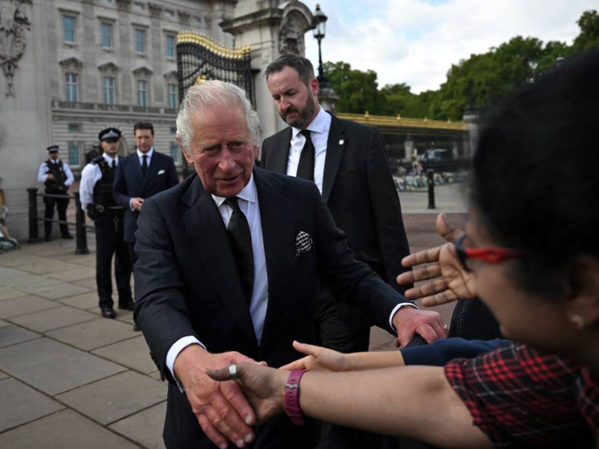 Video: el rey Carlos III saludó a admiradores al llegar al Palacio de Buckingham