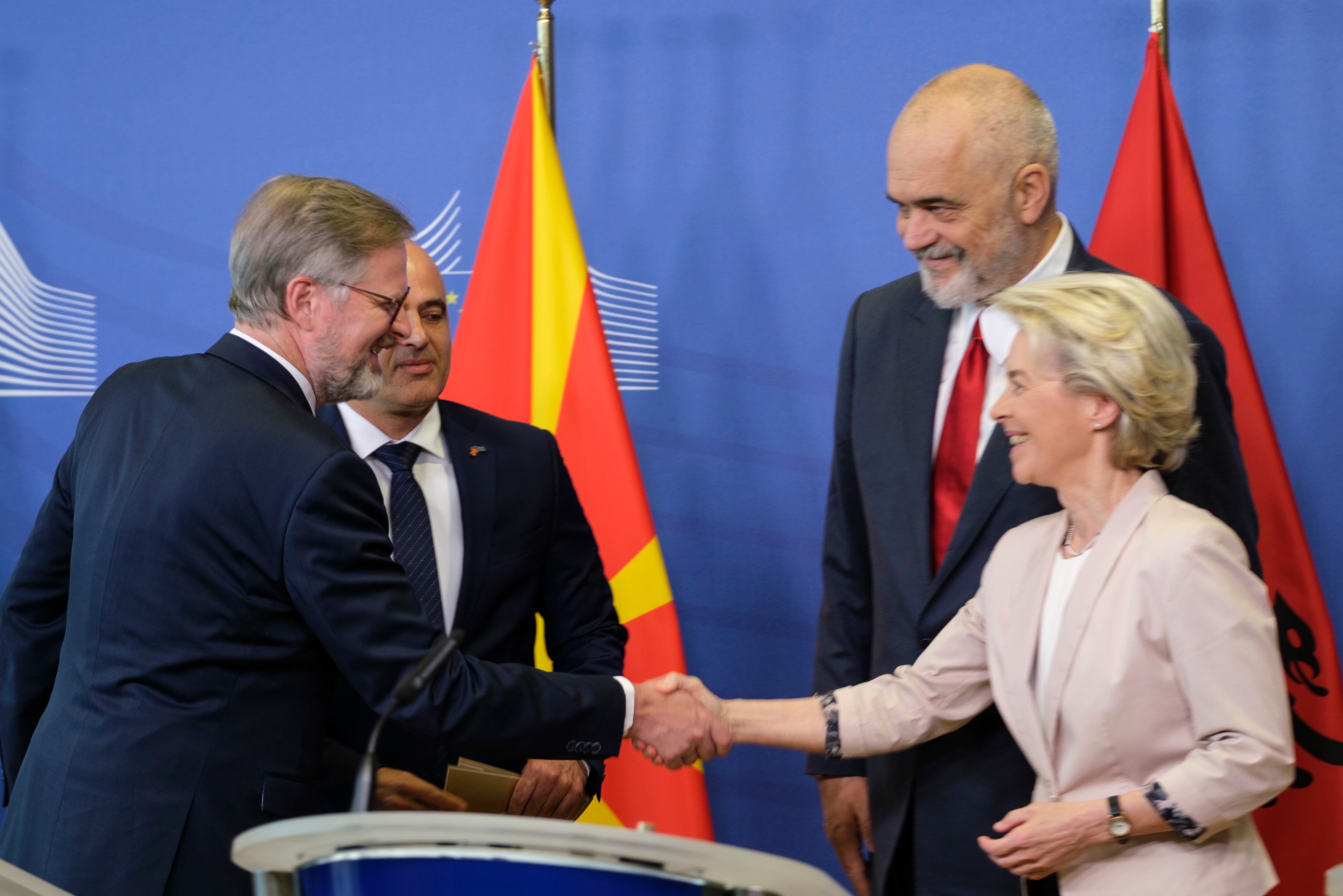 Los primeros ministros de República Checa, Albania y Macedonia del Norte se reúnen con la presidenta de la Comisión Europea, Ursula von der Leyen, para hablar sobre la adhesión al bloque comunitario este 19 de julio de 2022. (Photo by Thierry Monasse/Getty Images)