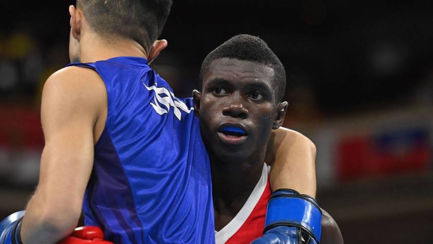 Boxeador colombiano Yuberjen Martínez ante el japonés Ryomei Tanaka // LUIS ROBAYO/POOL/AFP via Getty Images